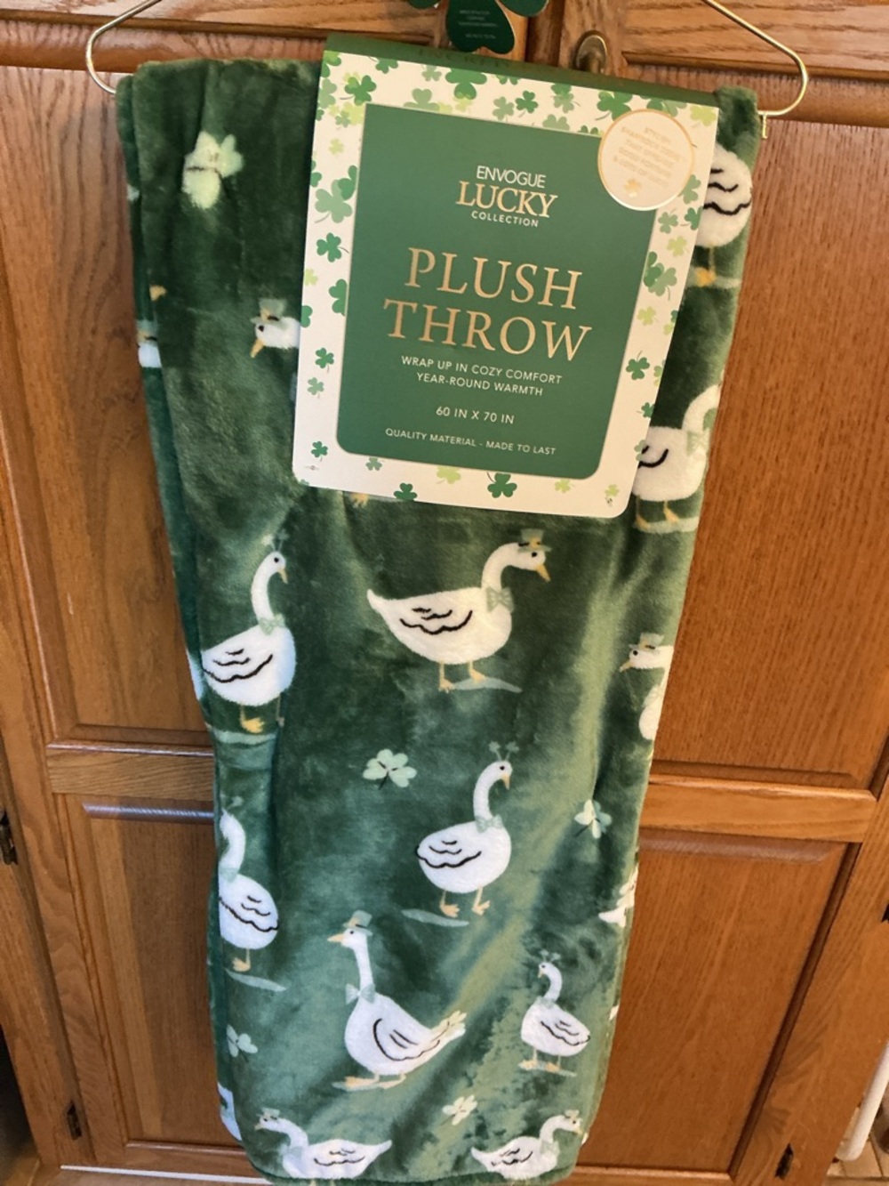 envogue collection plush throw